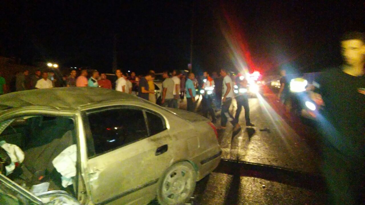 סקרנים מתגודדים בזירת התאונה, בכביש 31 (צילום: כבאות והצלה נגב)